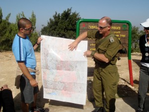 Foto-de-ISRAEL-2008-Gustavo-Edelcopp-y-militar-acompañando-a-la-Delegación 
